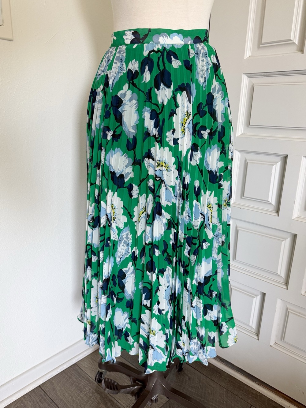 NWT Mauve Anthropologie Green Floral Pleated Midi Skirt Navy White Size Large